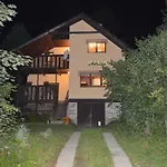 Adrian Slovak Paradise בקתה