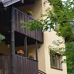 Adrian Slovak Paradise בקתה